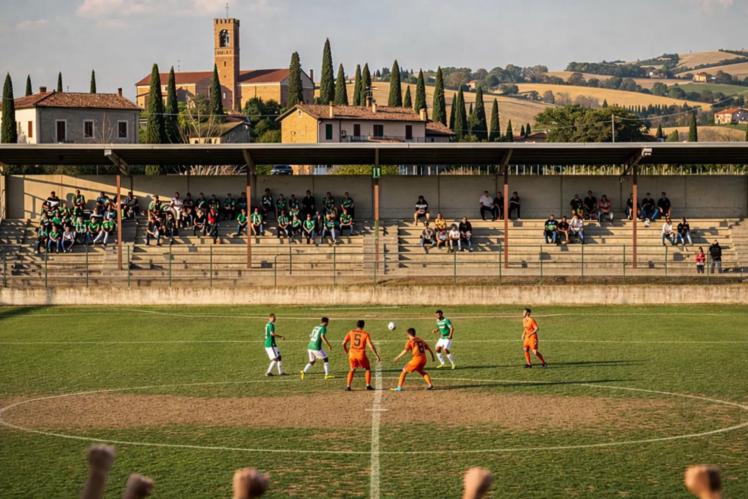 Stadio di calcio di provincia italiano con tribune coperte e campo in erba naturale