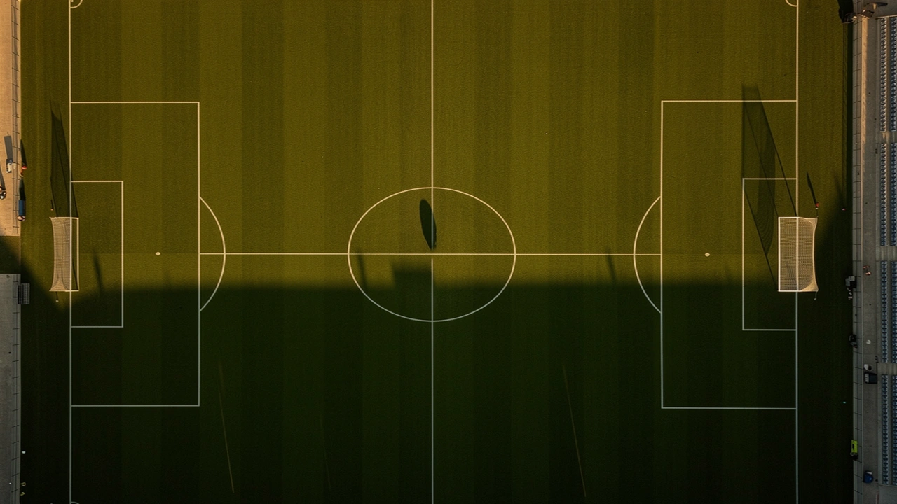 Campo da calcio in erba visto dall'alto con linee bianche e pallone al centro